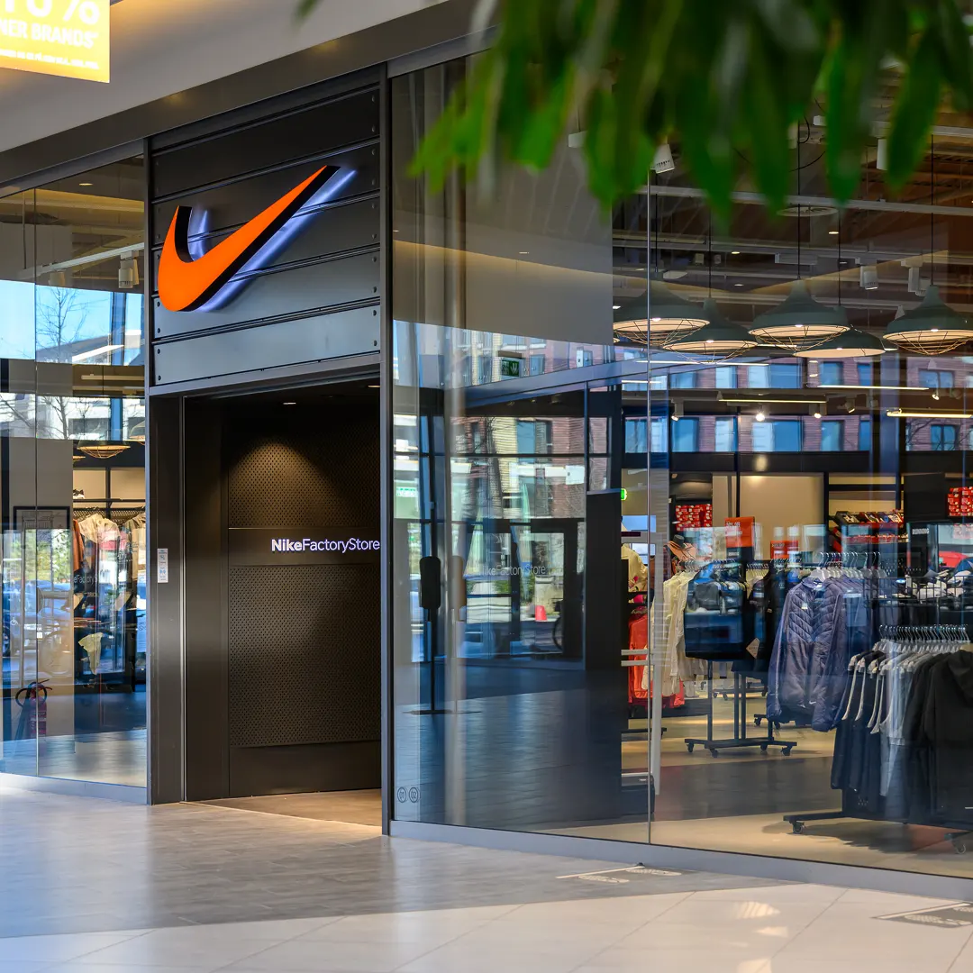 Hos Nike Factory Store kan du finde velkendte styles fra Nike, uanset om du leder efter sportstøj eller hverdagstøj. 